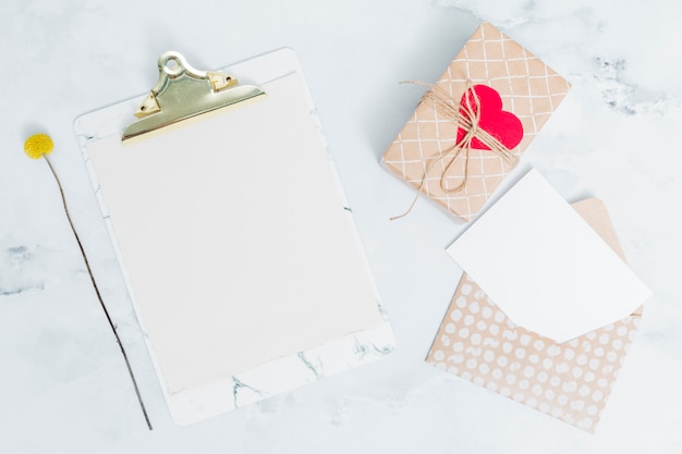 Free Photo flat lay gift concept