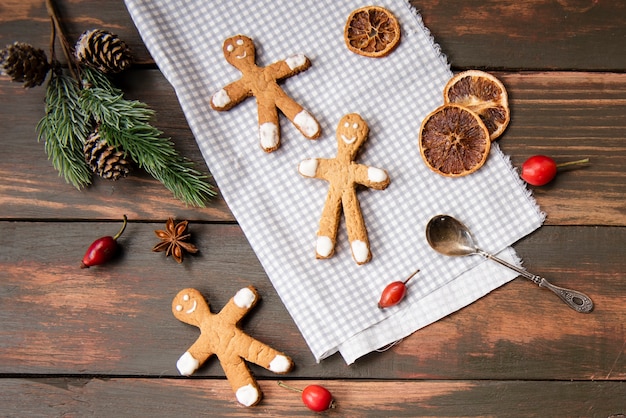 Flat lay of gingerbread men with dried citrus