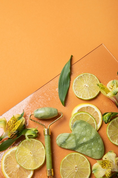 Free photo flat lay gua sha and citrus arrangement