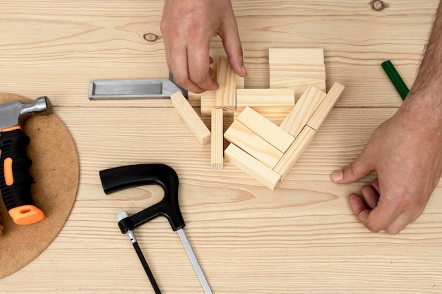 Free photo flat lay hands and wood