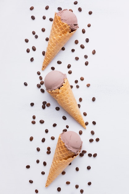 Free photo flat lay of ice cream with coffee beans