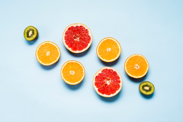 Free photo flat lay of juicy oranges, grapefruits and kiwis