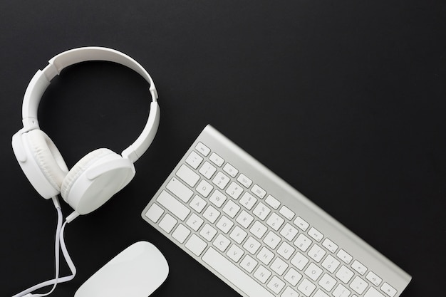 Free photo flat lay of keyboard and headphones with copy space