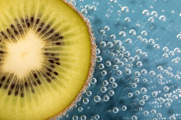 Free photo flat lay kiwi and sparkling water