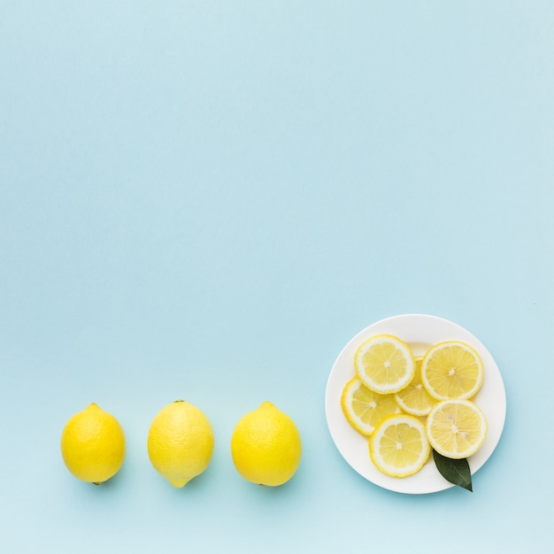 Free photo flat lay of lemon concept with copy space