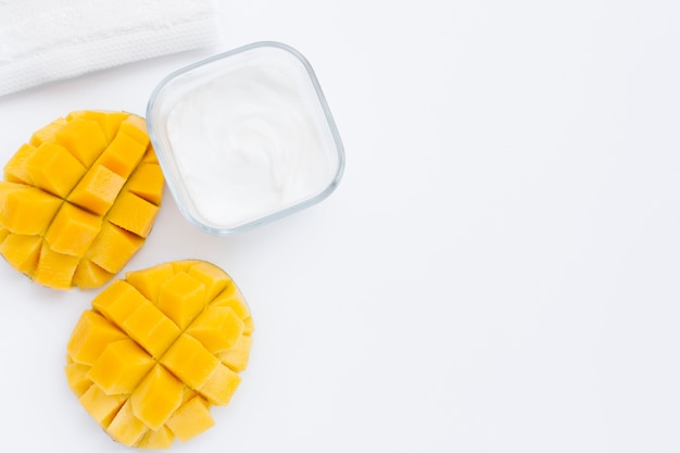 Free photo flat lay of mango and body butter with copy space