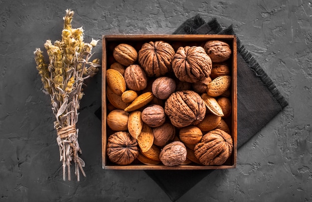 Free photo flat lay mix of walnuts and seeds in box