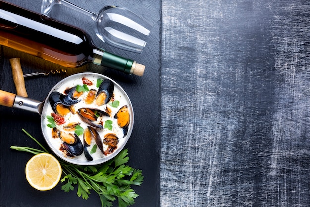 Free photo flat-lay mussels in white sauce and wine with copyspace