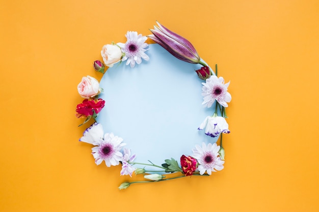 Free photo flat lay natural floral frame with copy space