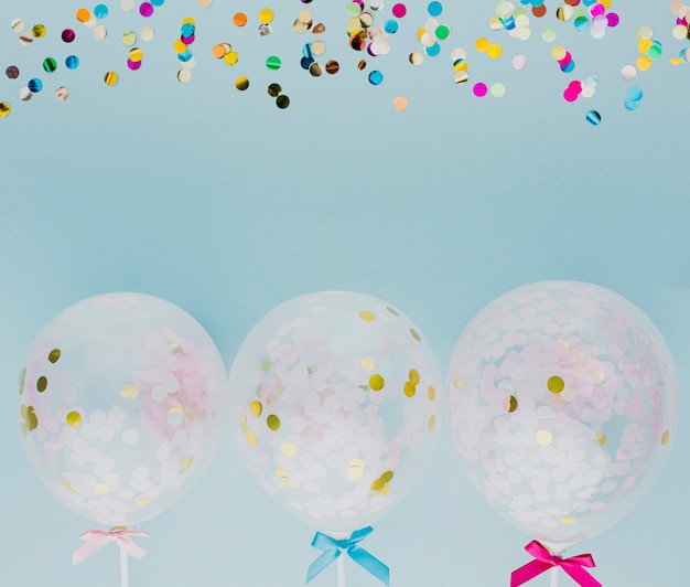 Free photo flat lay party decoration with balloons and confetti