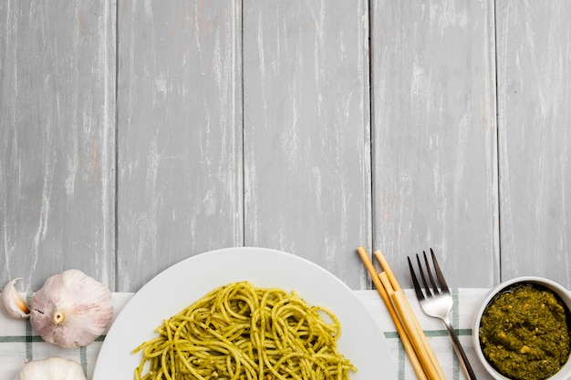 Free photo flat lay of pasta plate with garlic