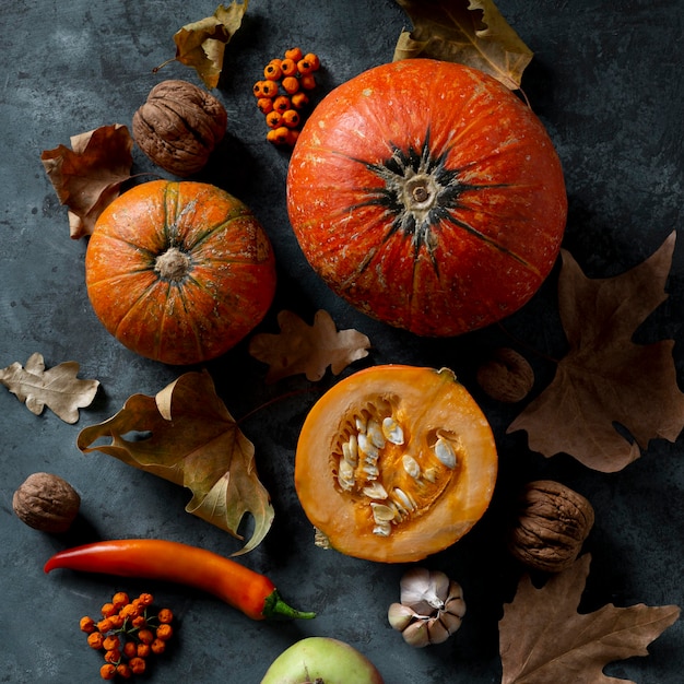 Free Photo flat lay pumpkins and autumn leaves