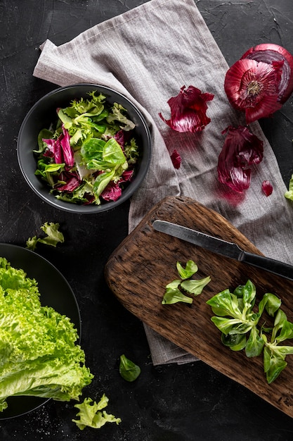 Free photo flat lay salad arrangement on white cloth