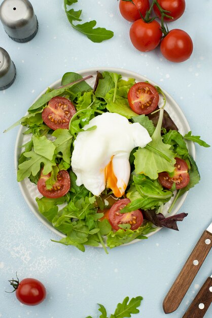 Flat lay salad with fried egg and tomatoes