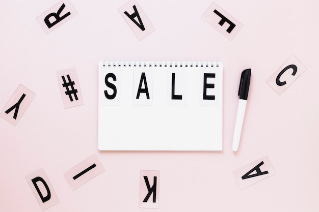 Free Photo flat lay sale text written on notepad