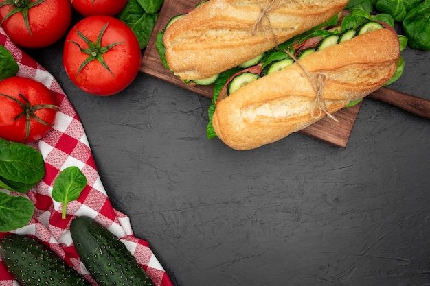 Free photo flat lay of sandwiches with tomatoes and cucumbers