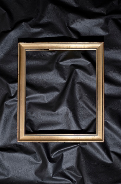 Free photo flat lay shiny frame on dark background