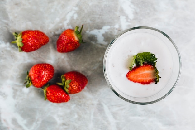 Free photo flat lay of stawberries on marble background