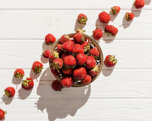 Free photo flat lay strawberries in bowl