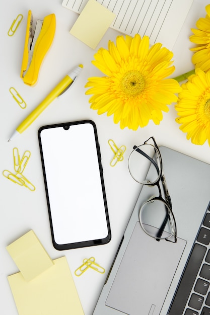 Free photo flat lay supplies arrangement on desk with phone