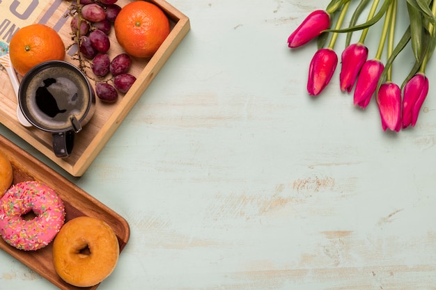 Free photo flat lay of sweet breakfast and tulips