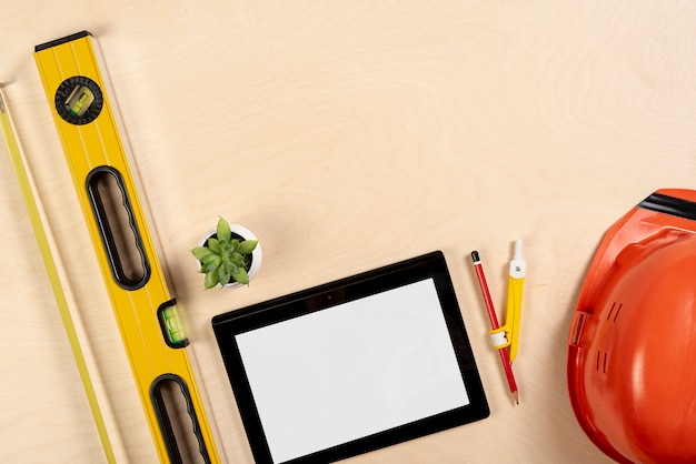 Free photo flat lay tablet on desk mock-up