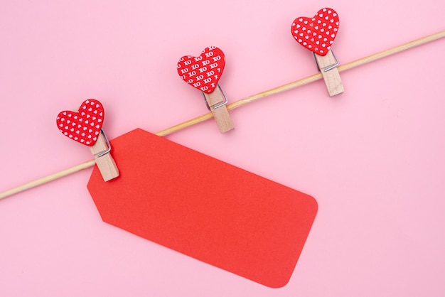 Free photo flat lay of tag and hearts for valentines day