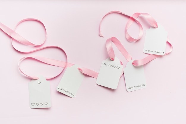 Free photo flat lay of tags tied with ribbon