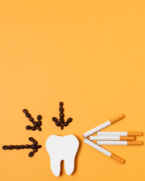 Free photo flat lay tooth shape with coffee beans