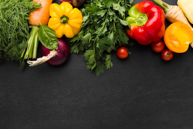 Free Photo flat lay vegetables arrangement on dark background with copy space