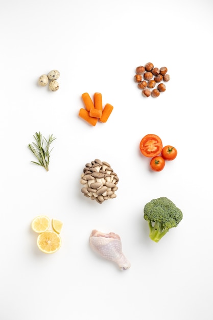 Free photo flat lay vegetables and meat arrangement