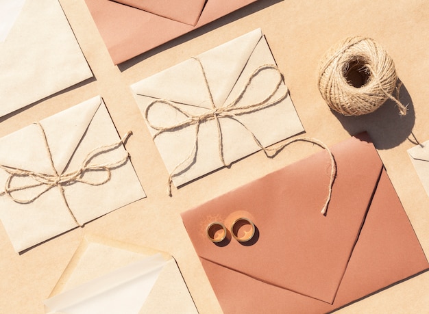 Free photo flat lay wedding invitations in envelopes