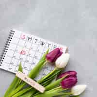 Free photo flat lay women's day concept composition with calendar