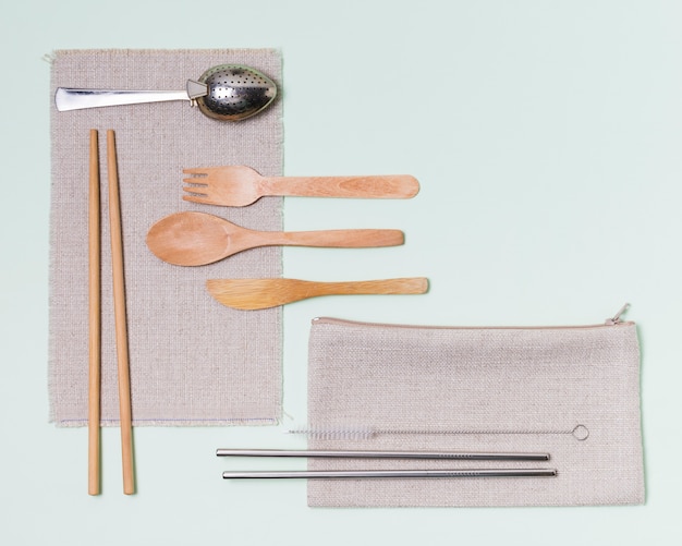 Flat lay zero waste arrangement on green background with copy space