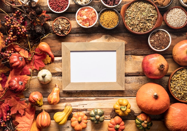 Free photo flay lay autumn food frame mock-up