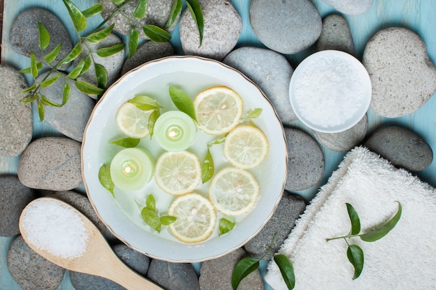 Free photo flay lay bowl with water and sliced lemon