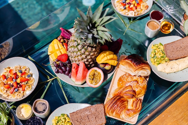 Free photo floating breakfast at amazing hotel villa in blue swimming pool