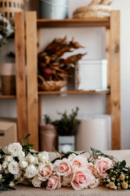 Free photo floral arrangement with pink roses