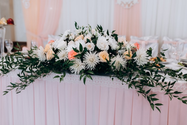 Free photo floral decor stand on the table