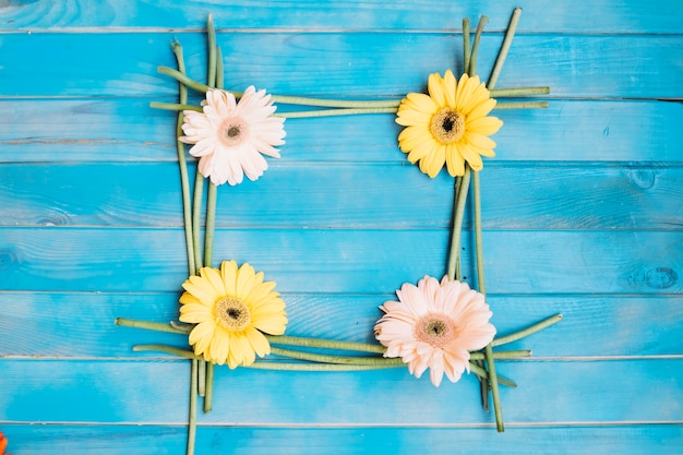 Free photo floral frame on table