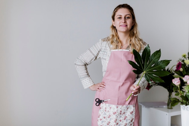 Free photo florist in apron with leaf