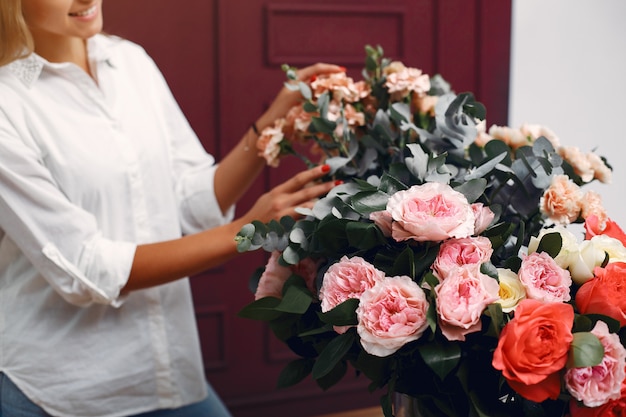 Free photo florist makes a beautiful bouquet in a studio