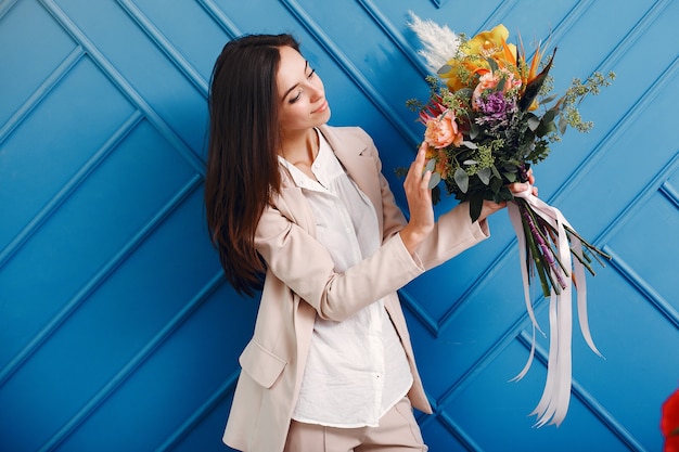 Free photo florist makes a beautiful bouquet in a studio