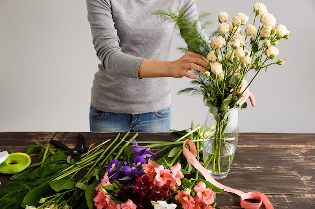 Free Photo florist making bouquet flowers in vase