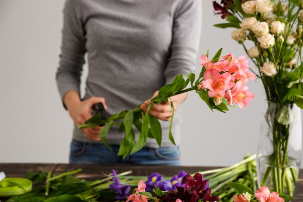 Free Photo florist making bouquet flowers in vase