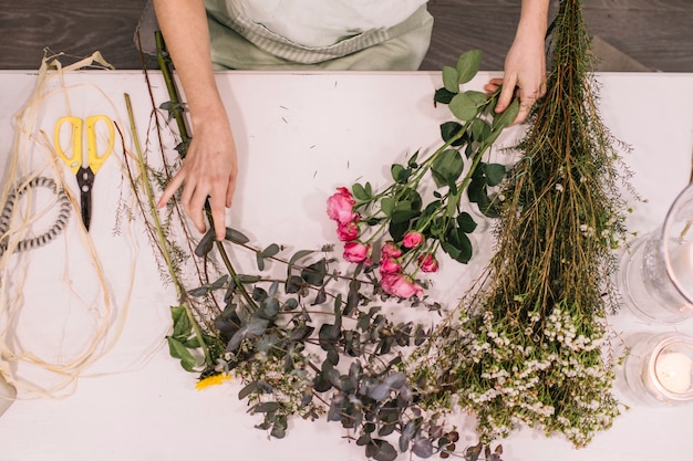 Free photo florist preparing flowers for future arrangement