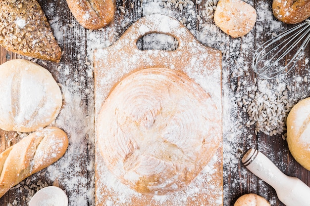 Flour spread over the round bun and breads over the table