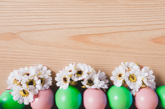 Free photo flower heads on colored eggs