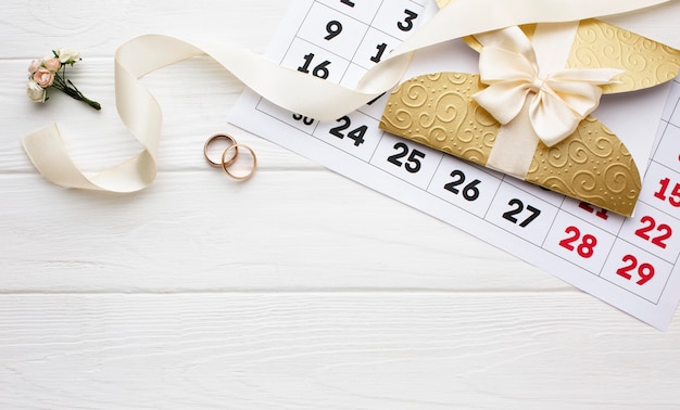 Free photo flower and wedding rings with calendar