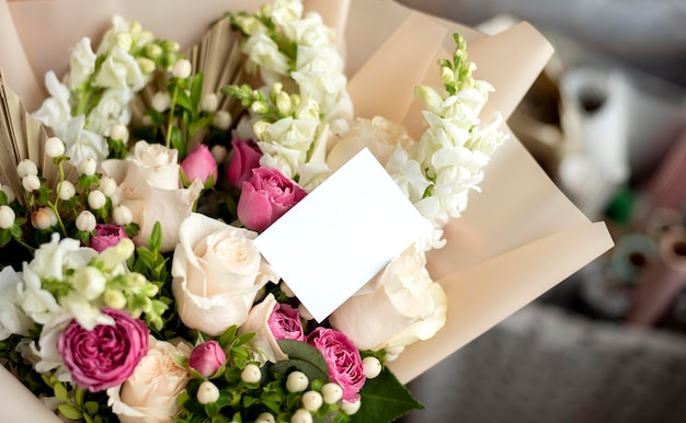 Free photo flowers bouquet with empty note